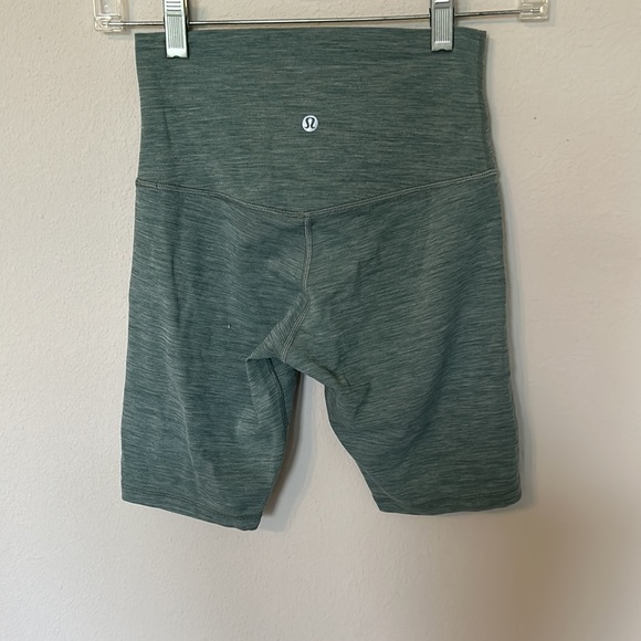Align shorts 8" size 4 in heathered tidewater teal - Picture 2 of 4